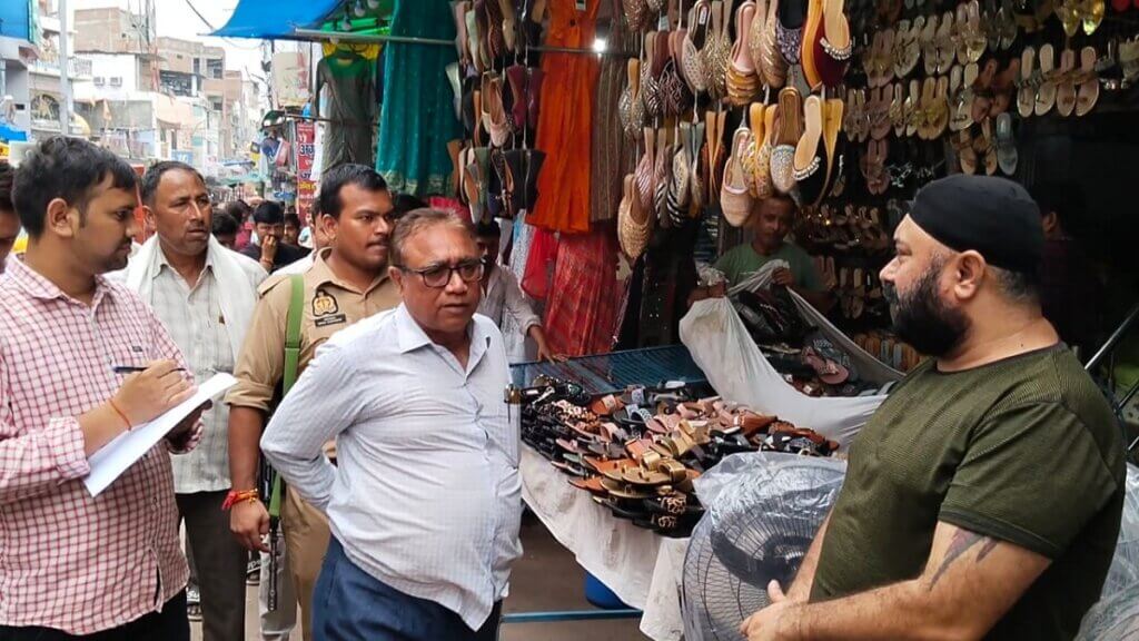 City Magistrate Sandeep Kela removed encroachment in Banda Bazaar 