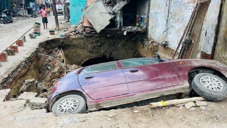 UP : नाला धंसने से कार घुसी-तीन कुत्ते भी गिरे, जांच को पहुंची टीम