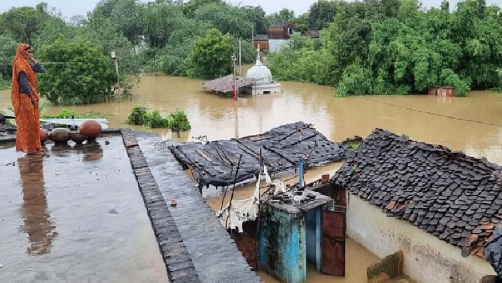 Continuous heavy rain since day in Jhansi-Jalaun 