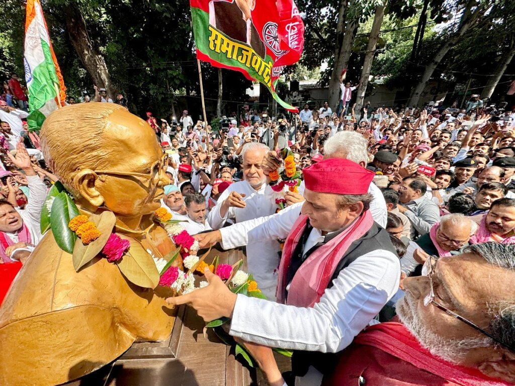 UP politics heats up on JPNIC, Akhilesh Yadav paid tribute on road