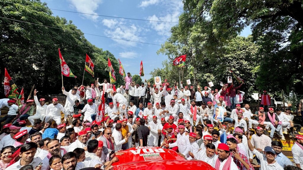 UP politics heats up on JPNIC, Akhilesh Yadav paid tribute on road