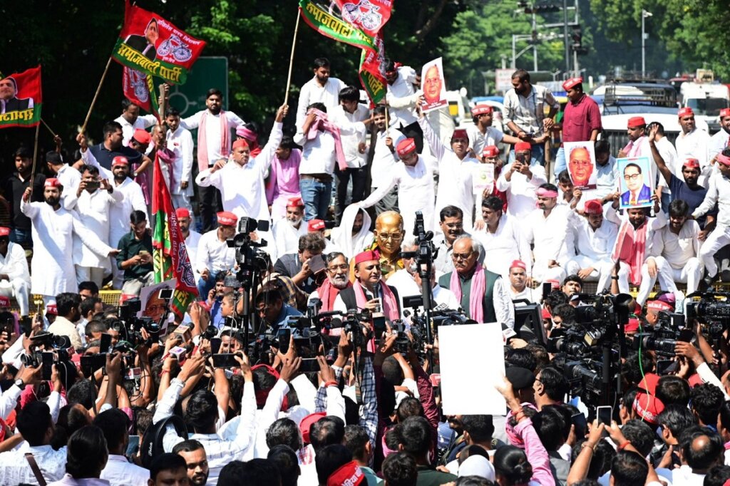 UP politics heats up on JPNIC, Akhilesh Yadav paid tribute on road