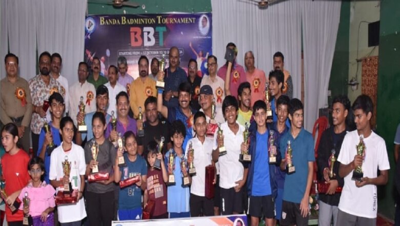 Banda : हार्पर क्लब में बैडमिंटन टूर्नामेंट का समापन, जिला जज ने विजेताओं को दी शील्ड