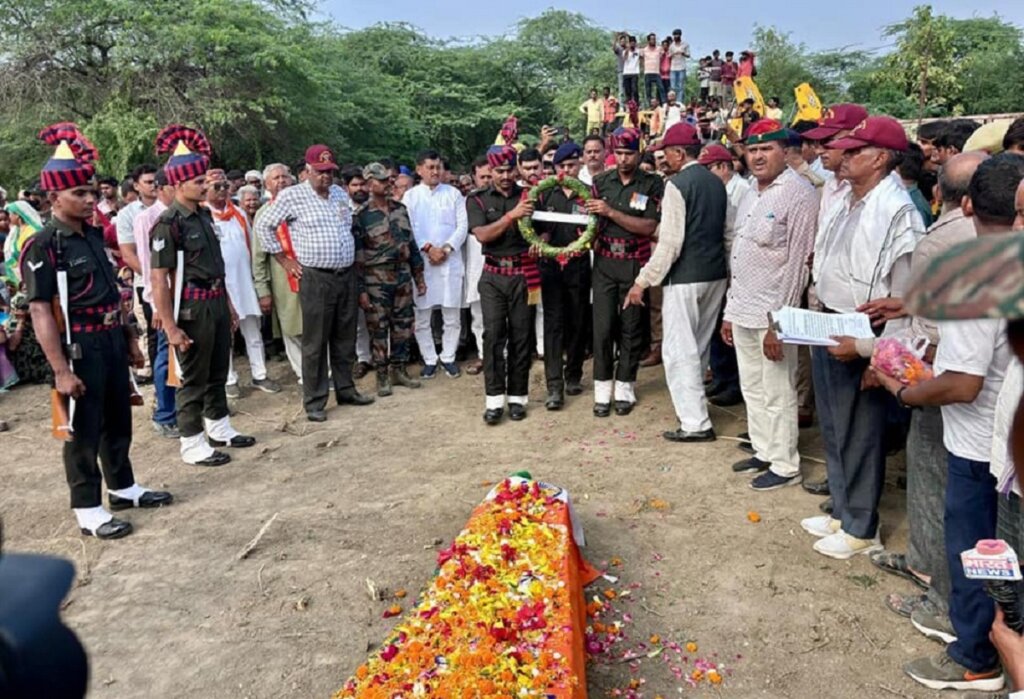 Funeral of martyr Anil Prajapati in Banda, JalShakti Minister paid tribute