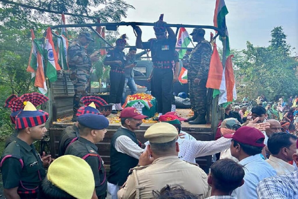 Funeral of martyr Anil Prajapati in Banda, JalShakti Minister paid tribute