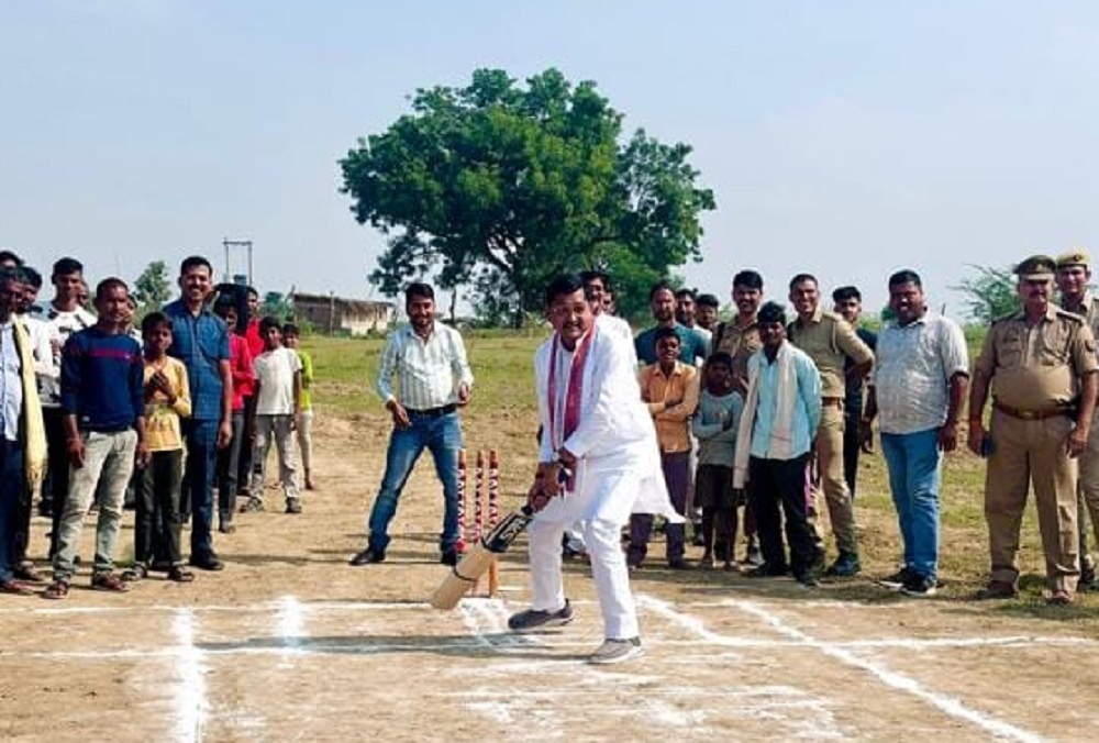 UP : Minister RamkeshNishad entered field with bat, kicked up dust with fours and sixes