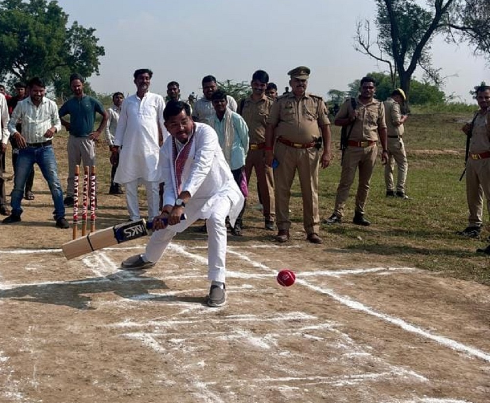 UP : Minister RamkeshNishad entered field with bat, kicked up dust with fours and sixes