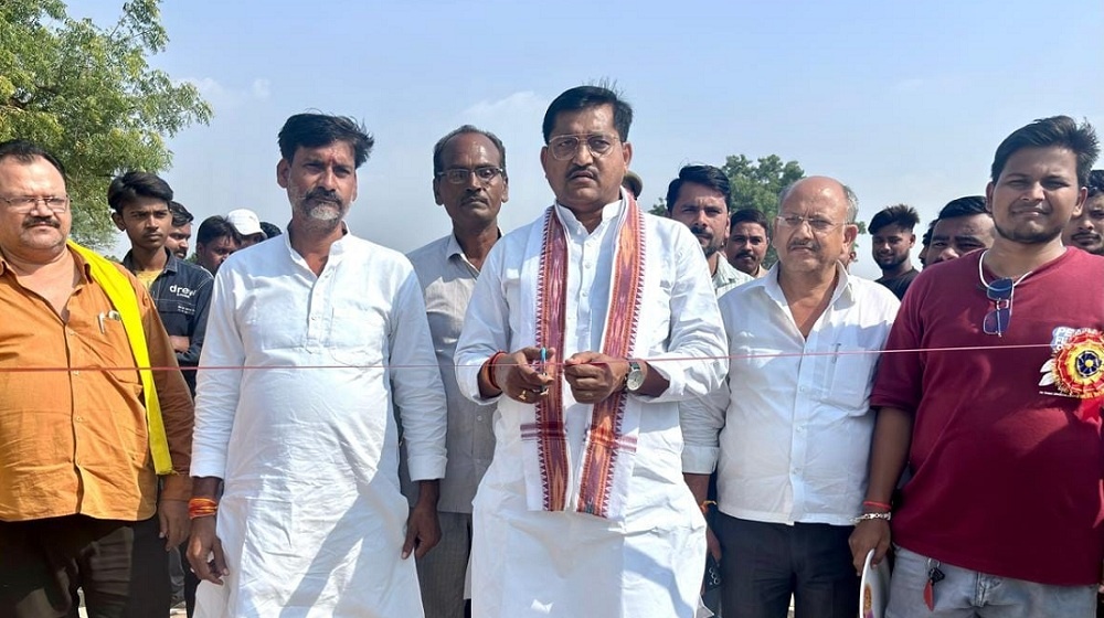 UP : Minister RamkeshNishad entered field with bat, kicked up dust with fours and sixes