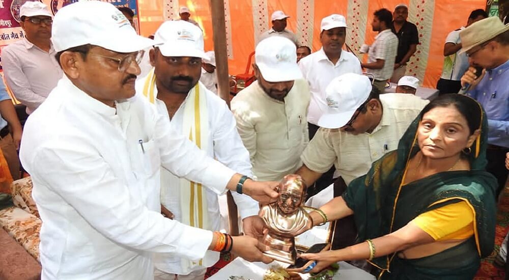 Hamirpur : Jal Shakti Minister Ramkesh Nishad garlanded Gandhi statue 