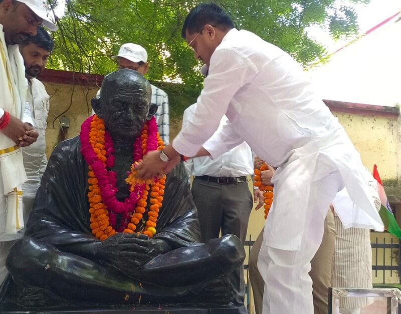 Hamirpur : Jal Shakti Minister Ramkesh Nishad garlanded Gandhi statue 
