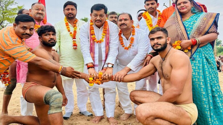 बांदा : मंत्री ने पहलवानों के हाथ मिलवाकर शुरू कराया दंगल