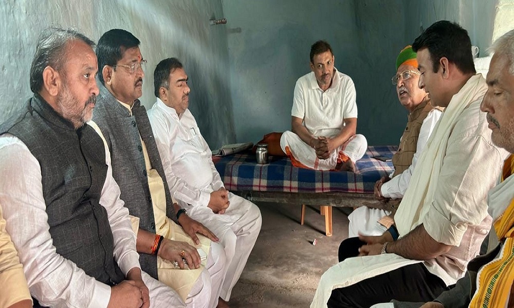 Banda: Minister Ramkesh Nishad pays tribute to BJP leader's mother