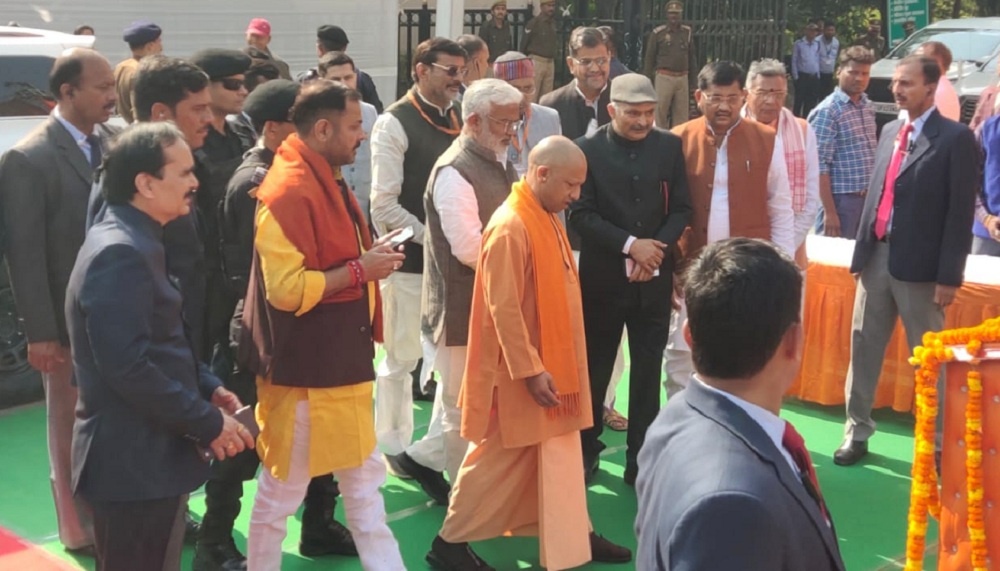 CM Yogi inaugurated statue of Rani Durgavati at Banda Medical College gate