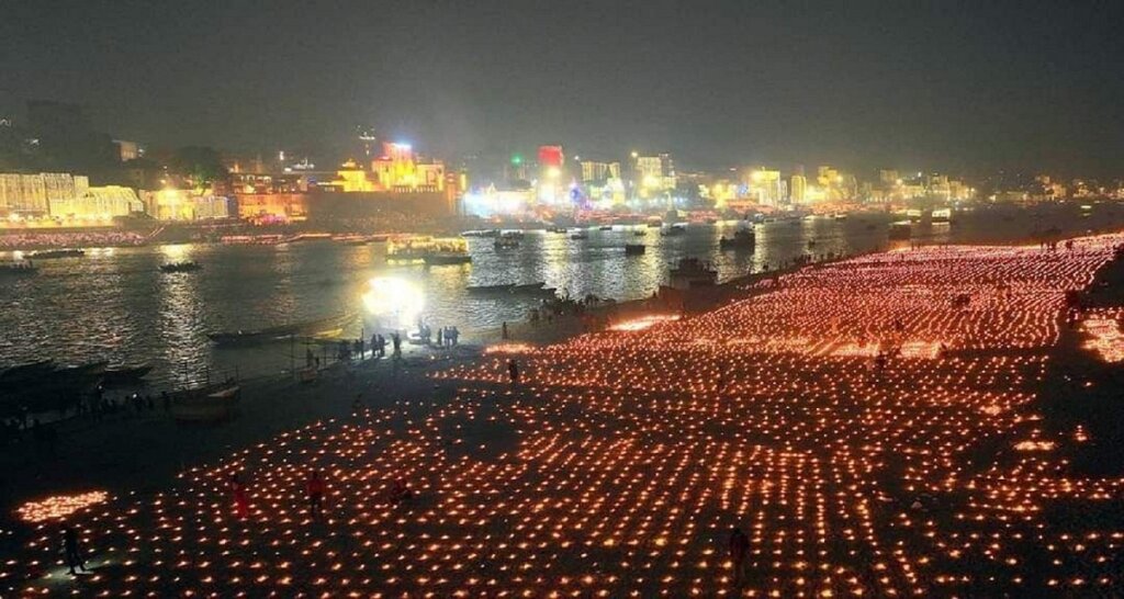 Dev deepawali : Ghats of Kashi lit up with lakhs of lamps, echo of Har-Har Mahadev