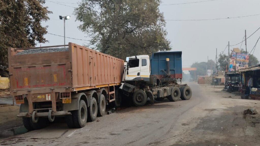 Four people injured in horrific collision between two trucks in Banda