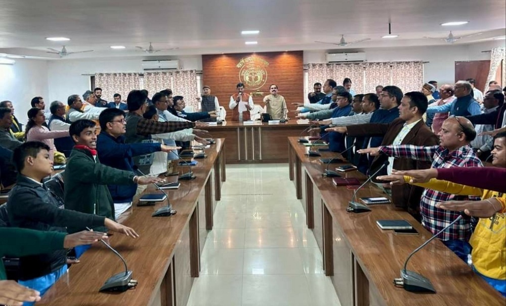 Minister oath to officers on Constitution Day in Banda