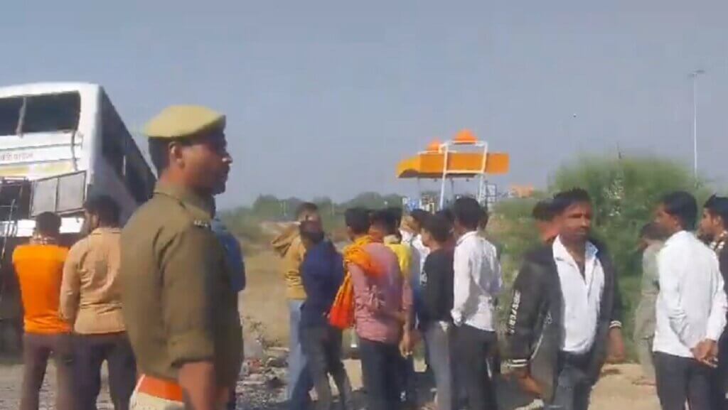 Banda News: Bus overturns in Banda, female passenger dies