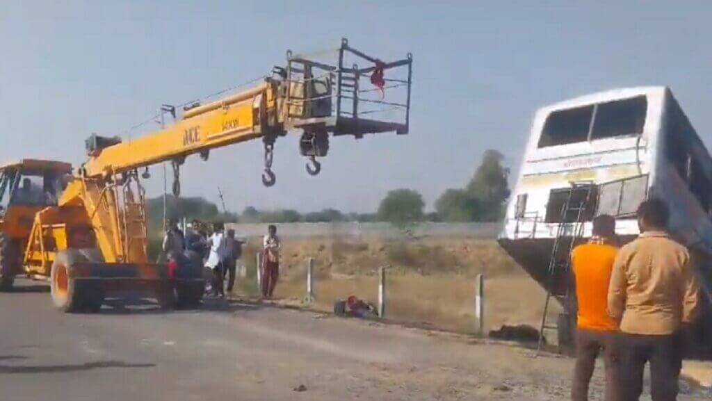 Banda News: Bus overturns in Banda, female passenger dies-one referred to Kanpur