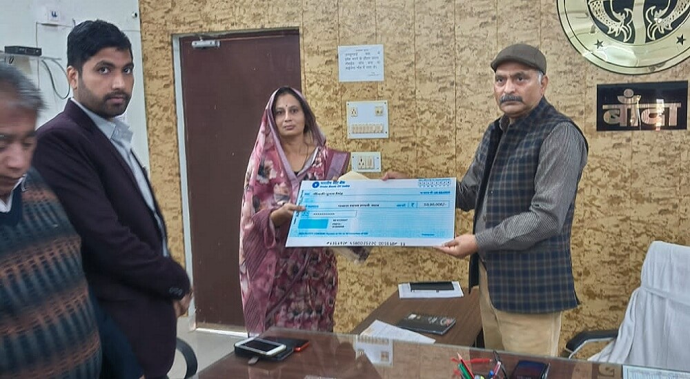 Banda DM handed over check of financial assistance to martyr's wife