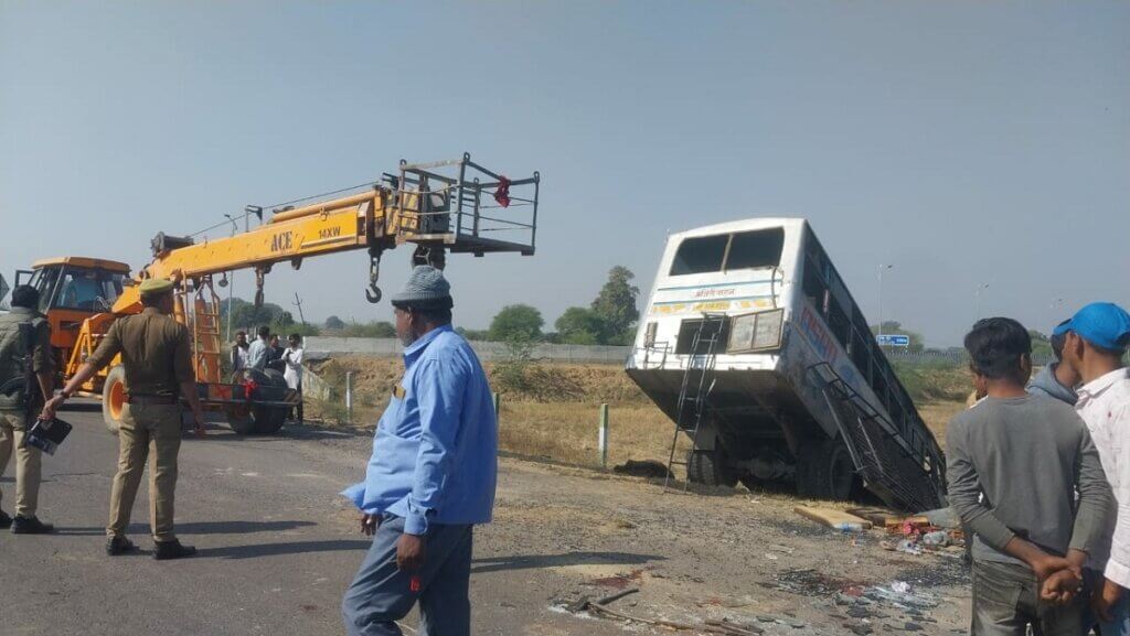 Banda bus accident, one girl among 22 injured referred to Kanpur 