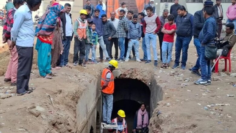 UP: संभल में मकान के नीचे मिली बावड़ी की दीवार, खुदाई जारी