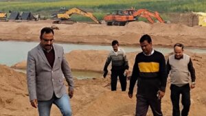 Illegal mining in minister's area in Banda! Administration raid on Sandi mine