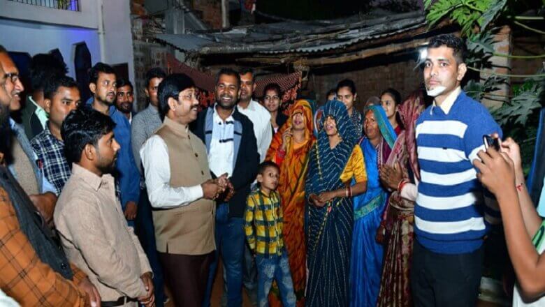 बांदा में मंत्री नंद गोपाल ने घायल जवान का हाल जाना