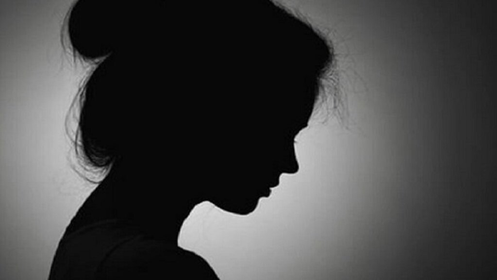 UP: Student commits suicide after talking on mobile