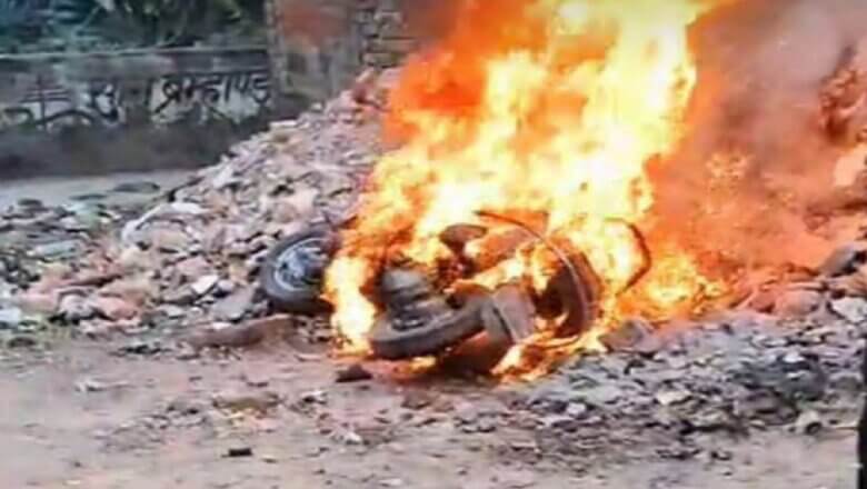 Kanpur: स्कूटी पर पेट्रोल डालकर फूंका, स्टार्ट न होने पर युवक ने खोया आपा..