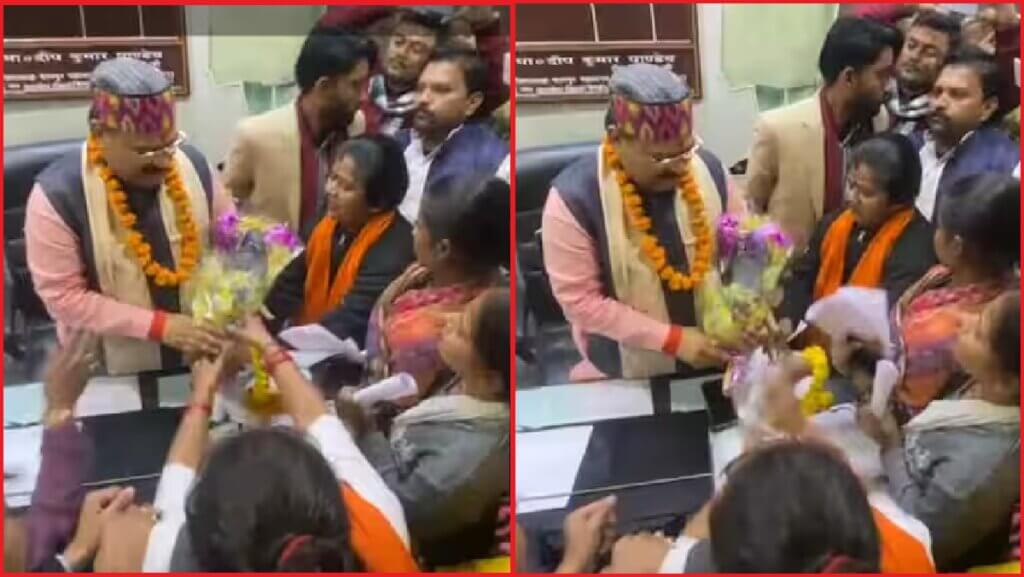 BJP workers presented bouquet of shoes to election officer in Kanpur