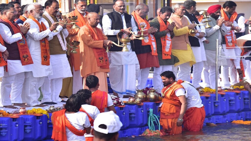 CM Yogi took bath in Ganga with cabinet, took dip of faith