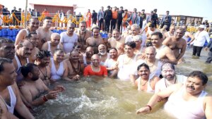 CM Yogi took bath in Ganga with cabinet, took dip of faith