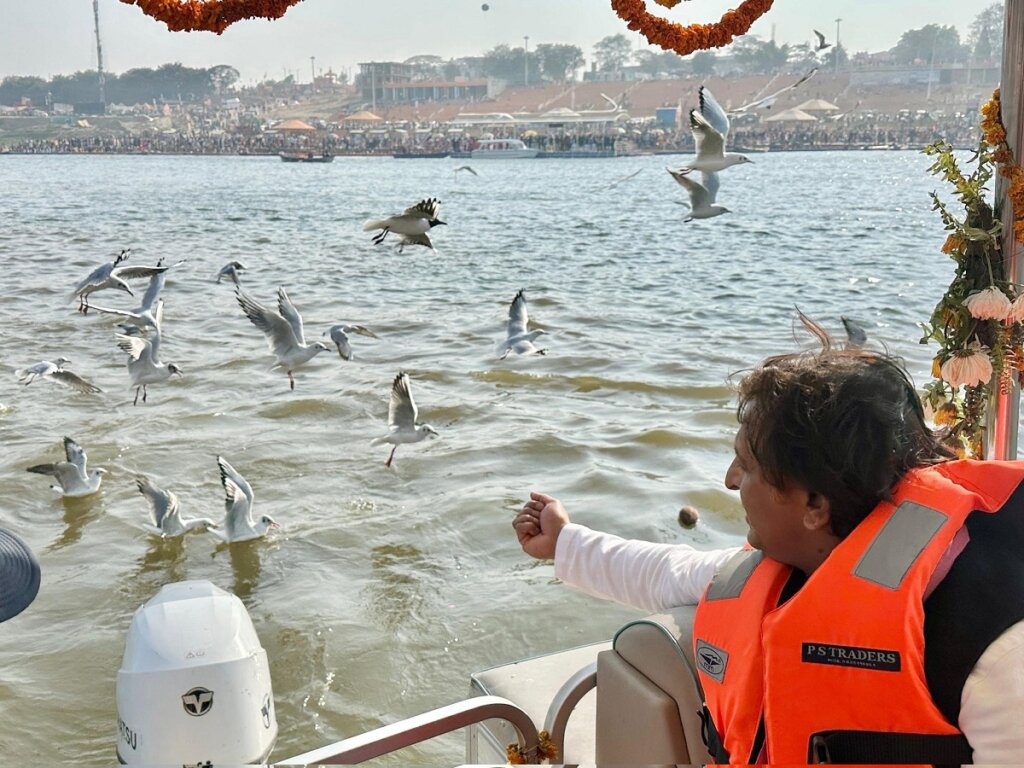 Akhilesh Yadav took bath in Ganga in Mahakumbh