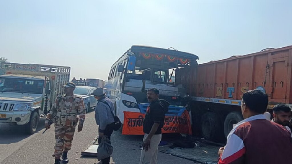 School bus rams into parked trailer in Fatehpur