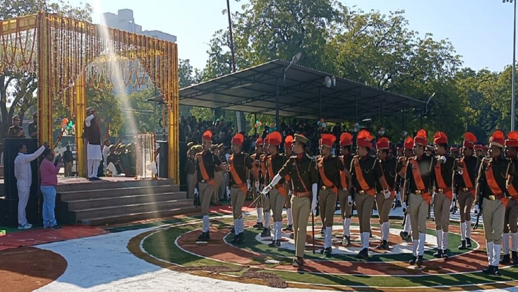 Republic Day celebrated with pomp in Banda Police Line