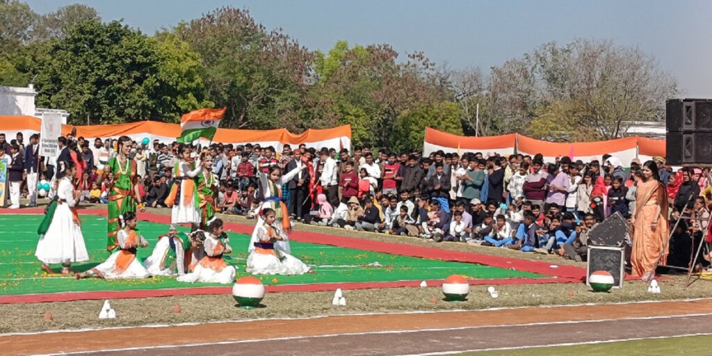 Republic Day celebrated with pomp in Banda Police Line