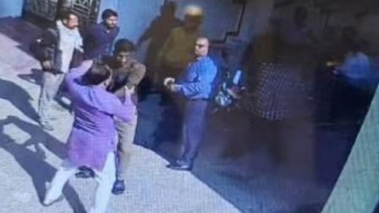 UP: भाजपा नेता की गुंडई, अवैध कब्जा हटाया तो चला दी गोली-घटना CCTV में कैद