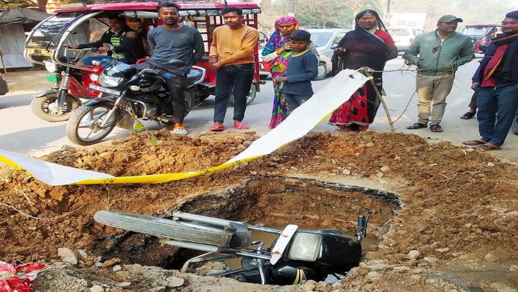 Bike fell into open pit near Banda Vikas Bhawan