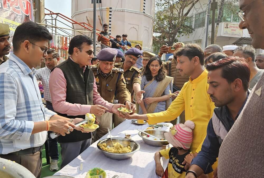 Banda Commissioner-DIG distributed Prasad at Ramghat