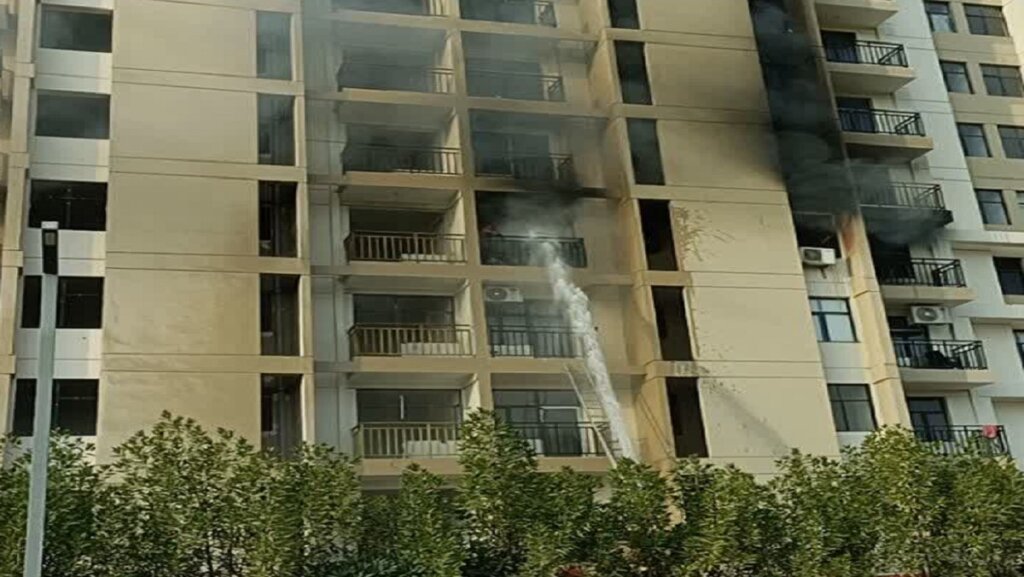 FSO burnt in extinguishing massive fire in flat in Sarojini Nagar in Lucknow