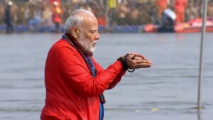 PM Modi took bath in Sangam