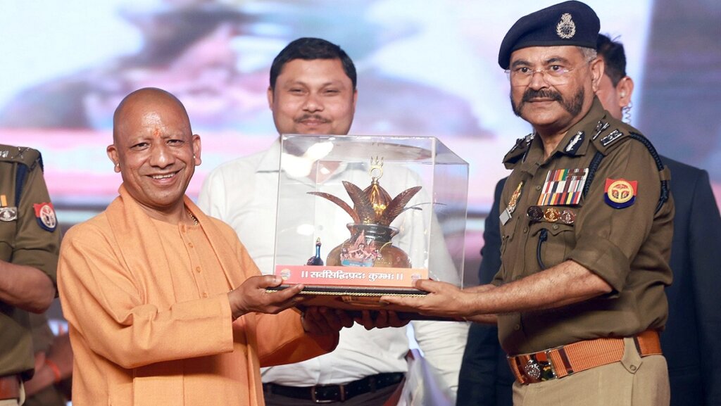 mahakumbh-cmyogis-gift-to-police-1-week-leave-and-10-thousand-bonus