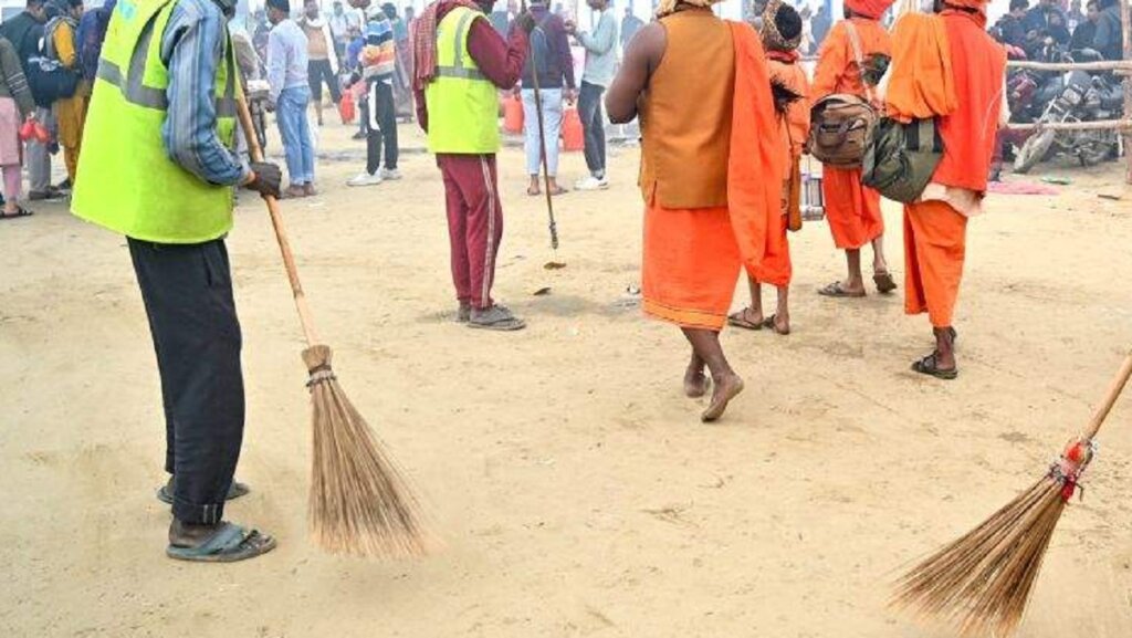 A sweeper from Banda cut his throat during Mahakumbh
