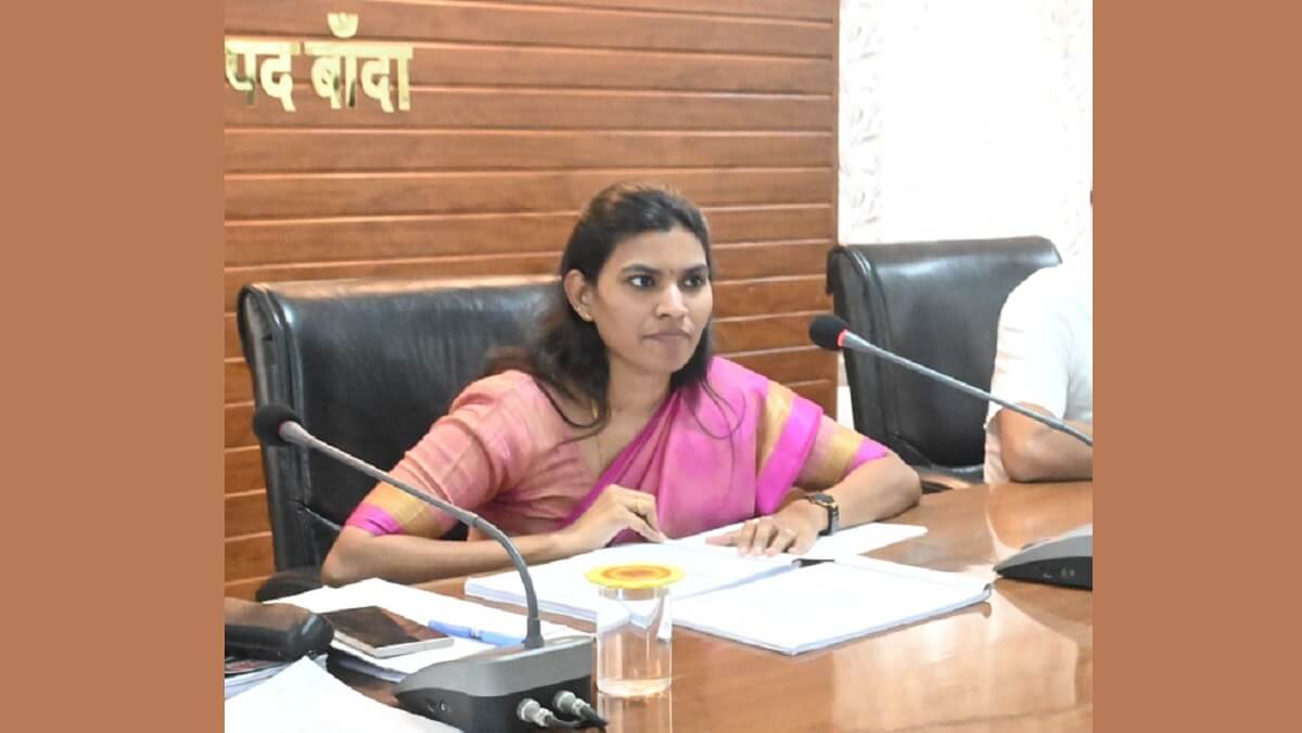 Banda DM J. Reebha gave instructions to stop overloading and speed up tax collection