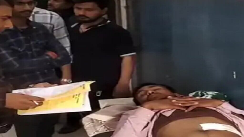 Deadly attack on employee in Banda, bully stabbed him in stomach and absconded