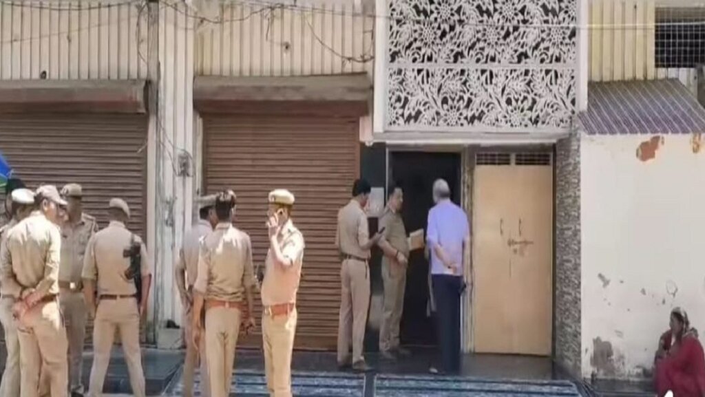 Police is searching for rape accused by knocking on doors in Banda