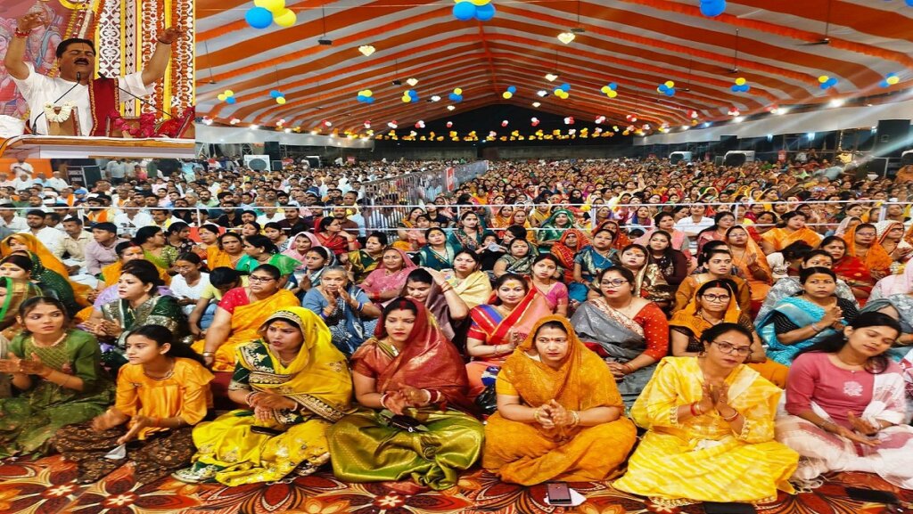 Crowd of devotees gathered to listen to Ram Katha in Shri Nath Bihar Banda