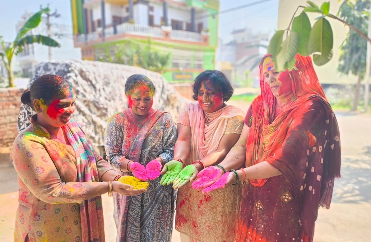 Colours-Gulal and fun : Holi celebrated with greatfervour in UP