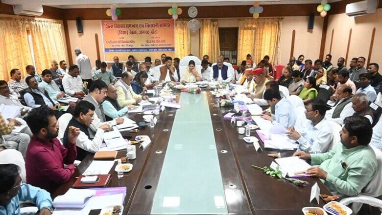 बांदा: एक्सईएन के विरुद्ध कार्रवाई के निर्देश, गांवों में टूटी पड़ीं सड़कों का मुद्दा भी उठा