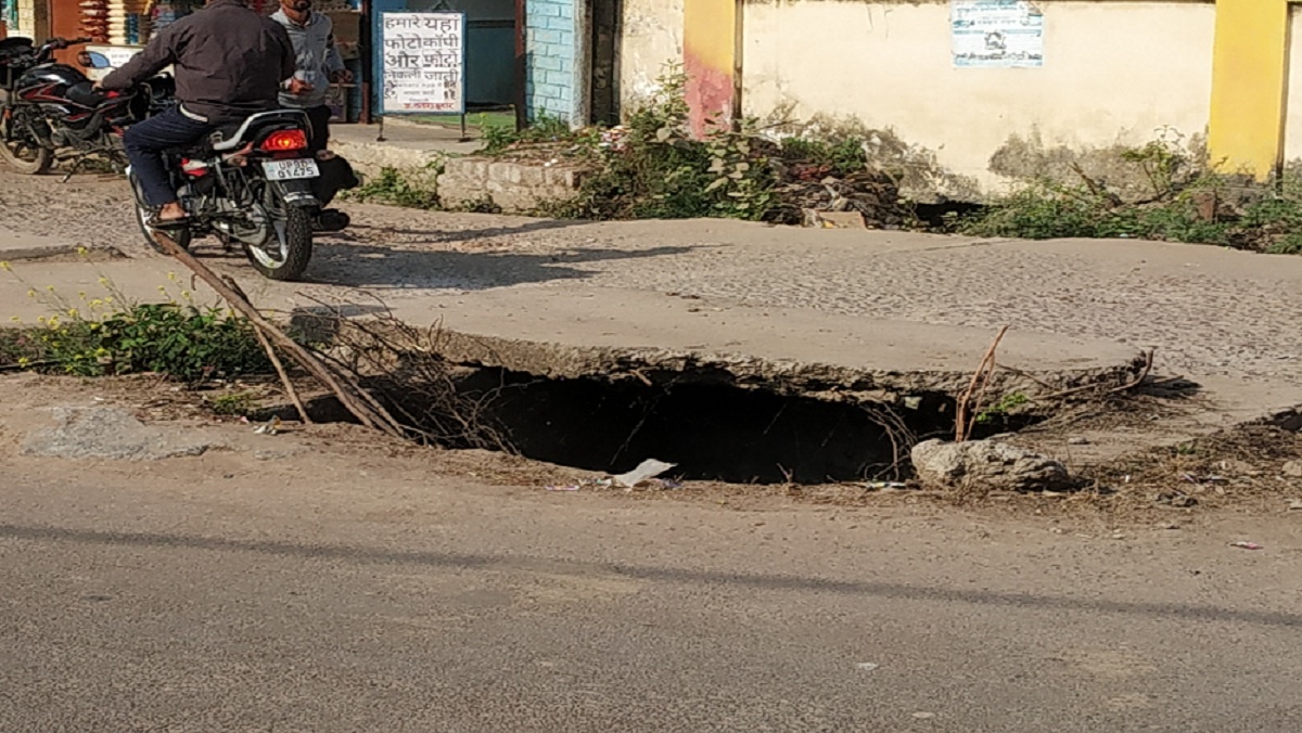 Negligence of Banda Nagar Palika inviting danger in city